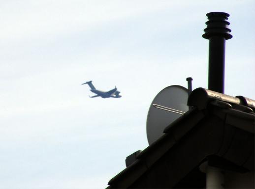 2012-05-dea-USAF-C17-Überflieger