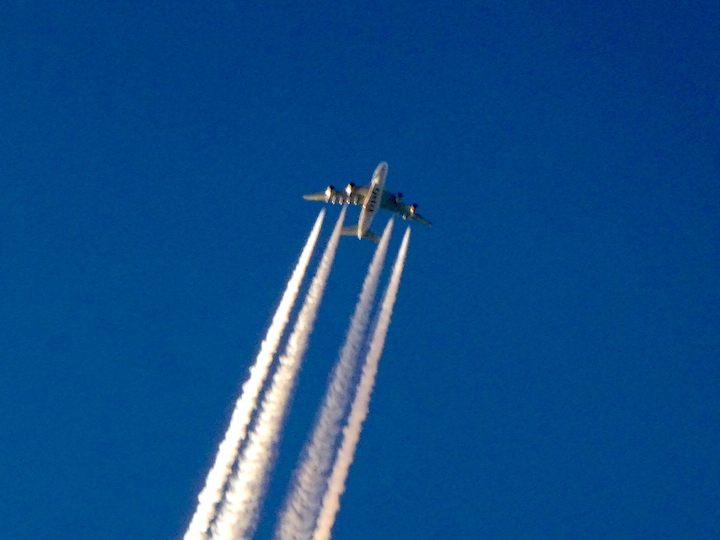 2017-11-ein-a-380-berflug