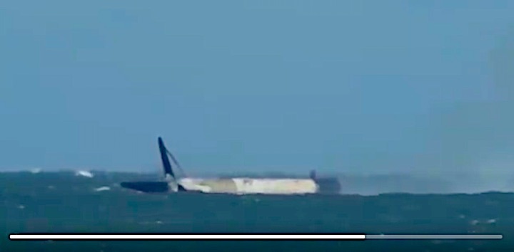 2018-falcon9-water-landing-bk