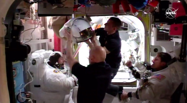 2019-female-spacewalk-azzb