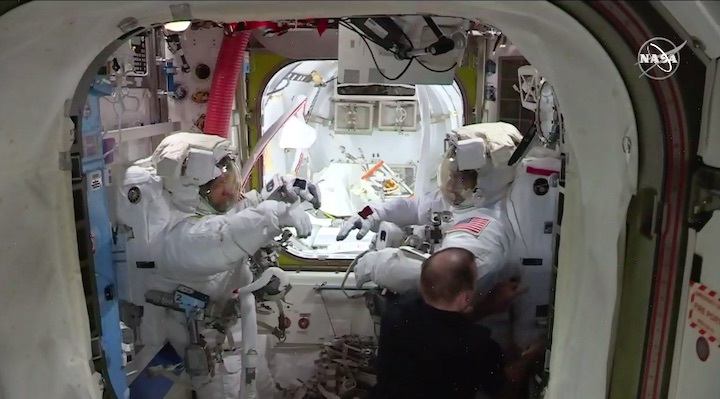 2020-06-iss-spacewalk65-al