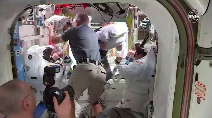 2020-06-iss-spacewalk65-aq