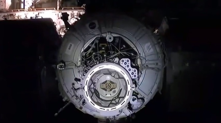 2020-11-17-crew1-iss-docking-aj-1