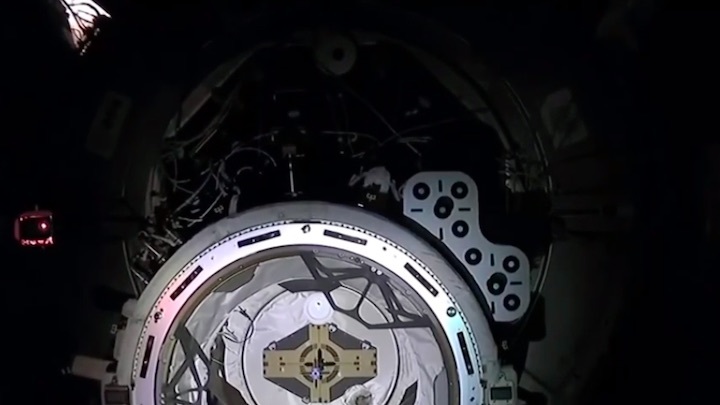 2020-11-17-crew1-iss-docking-am-1