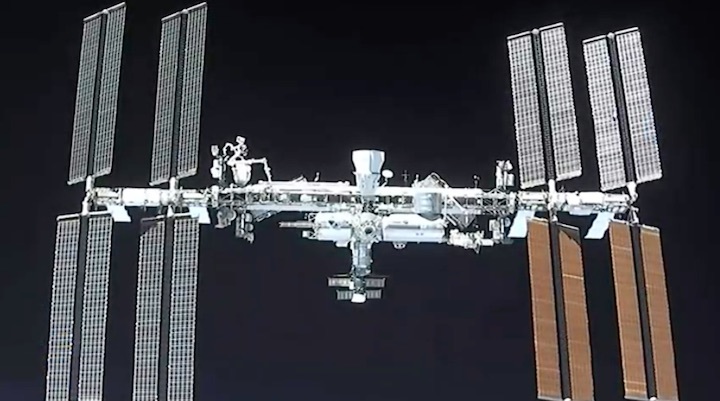 2021-04-24-crew2-iss-docking-ai