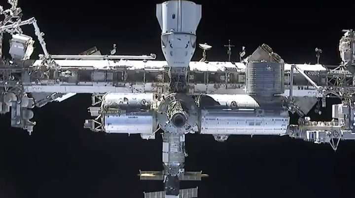 2021-04-24-crew2-iss-docking-aq