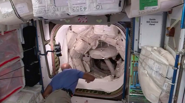 2021-04-24-crew2-iss-hatch-ae