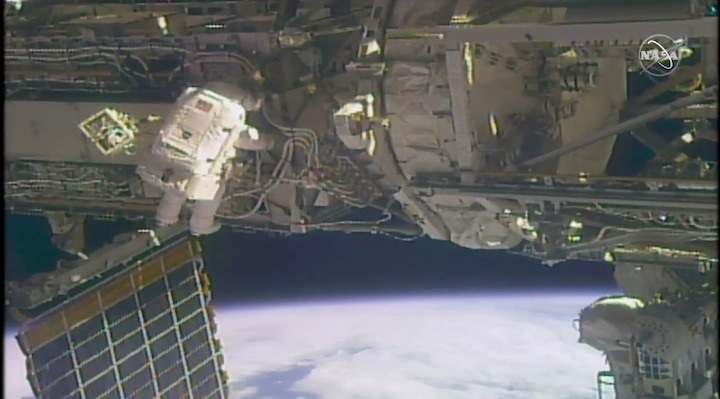 2022-03-15-iss-nasa-eva-aw