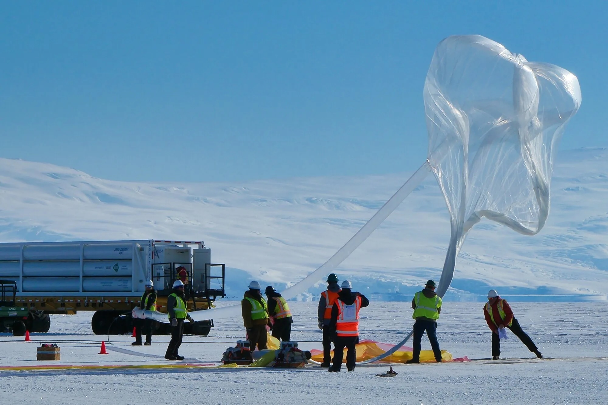 2025-antarctica-balloon-campaign-pueo-inflation