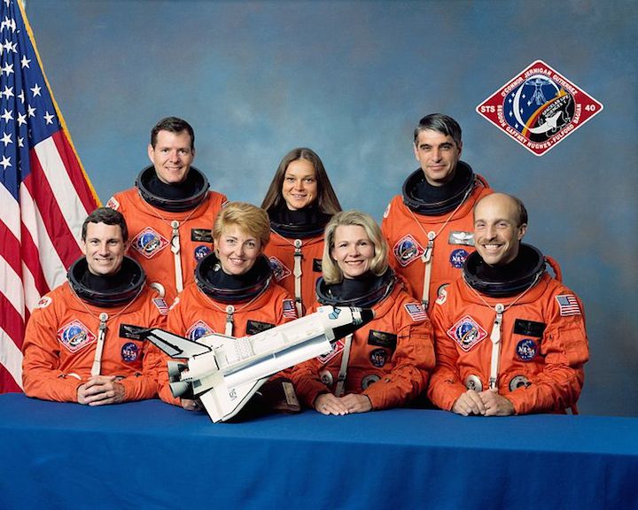 750px-sts-40-crew