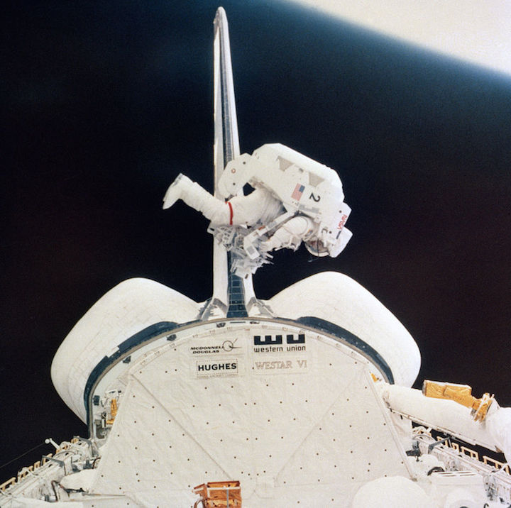 800px-sts-41-b-eva