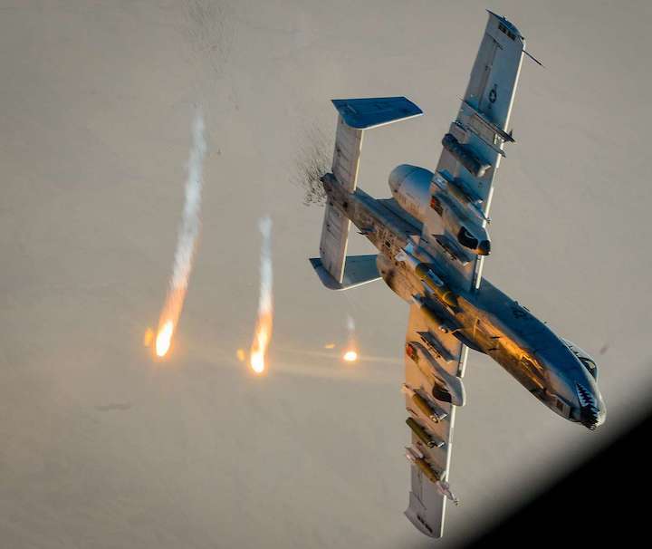 a-us-air-force-a-10-thunderbolt-ii-shoots-flares-c2ecb6-1600