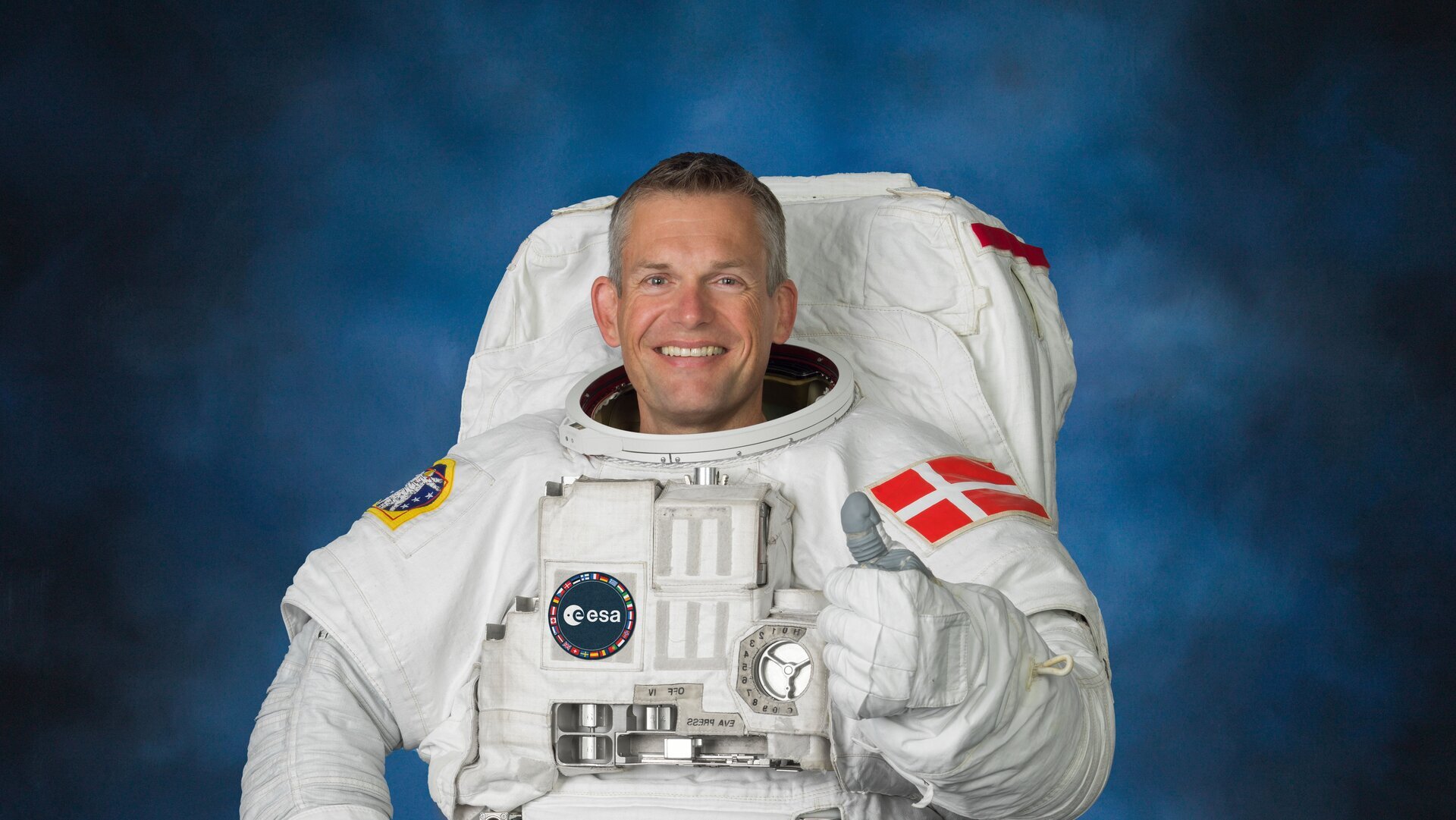 andreas-mogensen-in-eva-suit-portrait-pillars