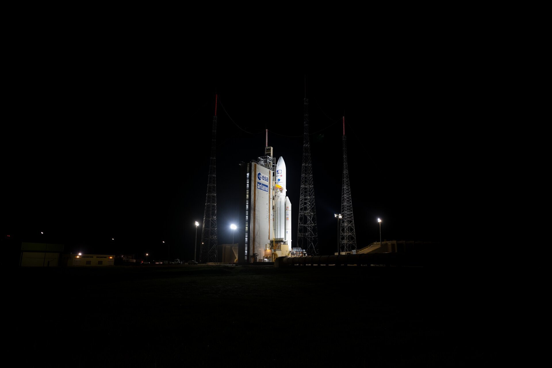 ariane-5-va-260-with-juice---ready-for-launch-pillars