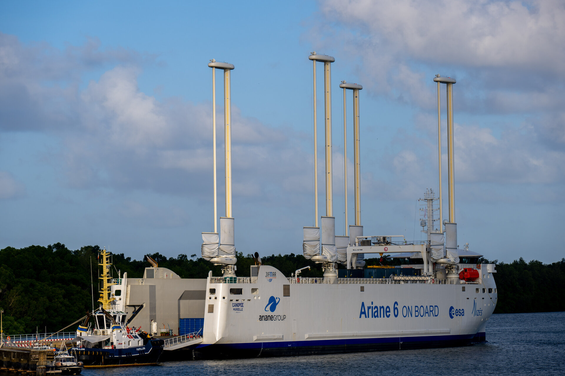 ariane-6-ready-for-unloading-pillars