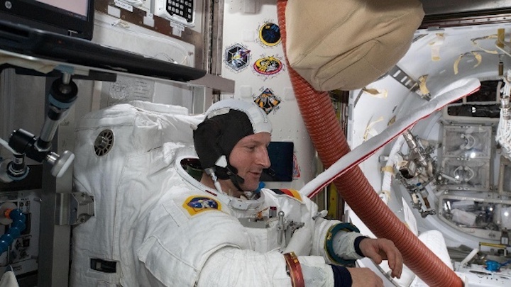 astronaut-matthias-maurer-prueft-seinen-raumanzug-archiv-beim-einsatz-im-all-kam-es-zu-einigen-probl