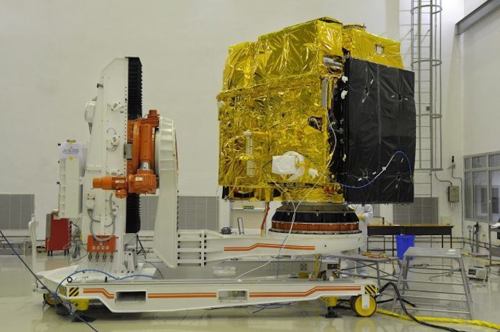 astrosat-during-pre-launch-test-clean-room-696x463