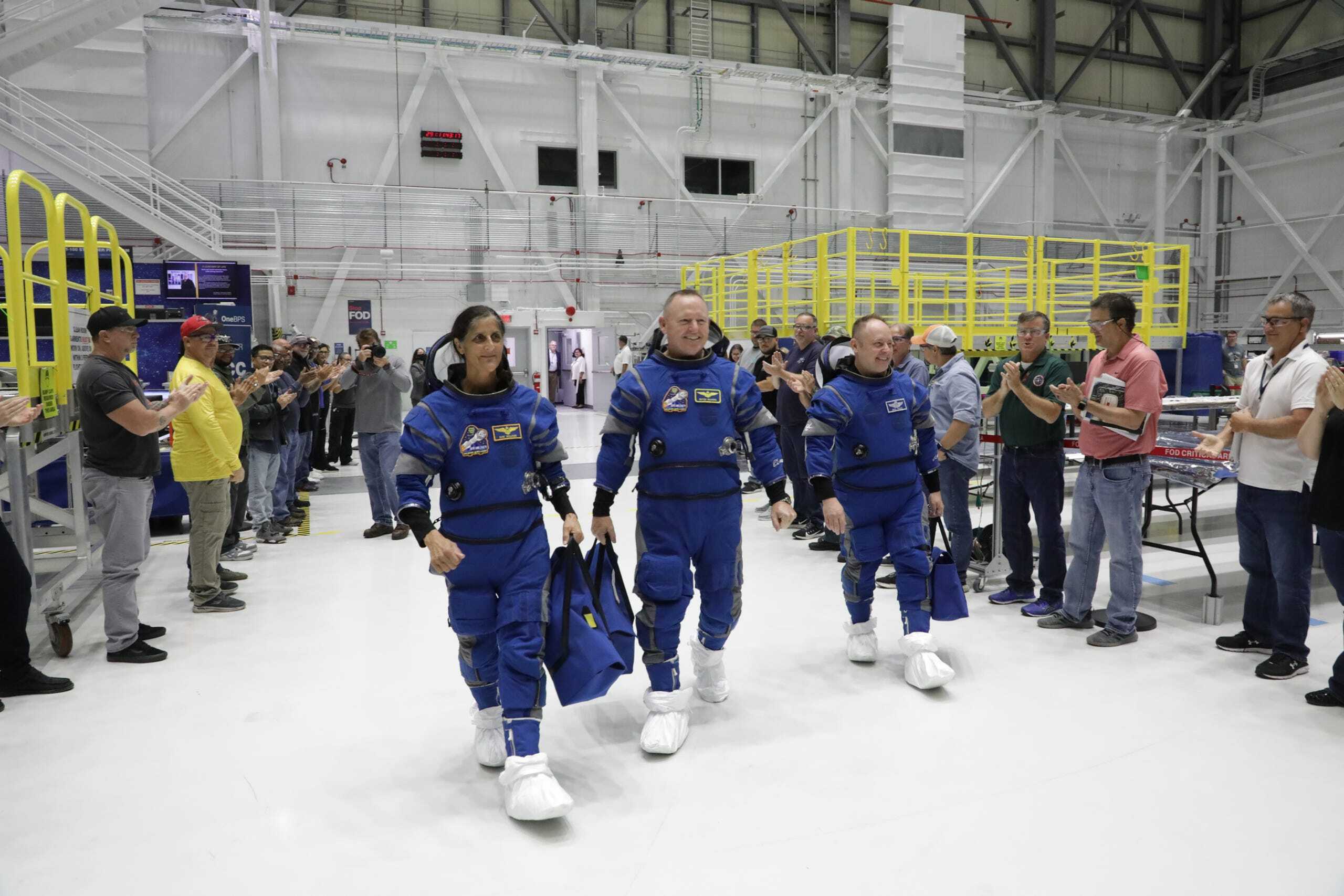 c92ff687-3825-431d-ab4d-f30580aa8438-cft-astronauts-at-ksc