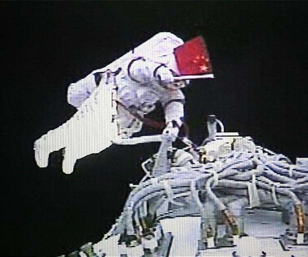 china-astronaut-eva-flag-shenzhou-hg