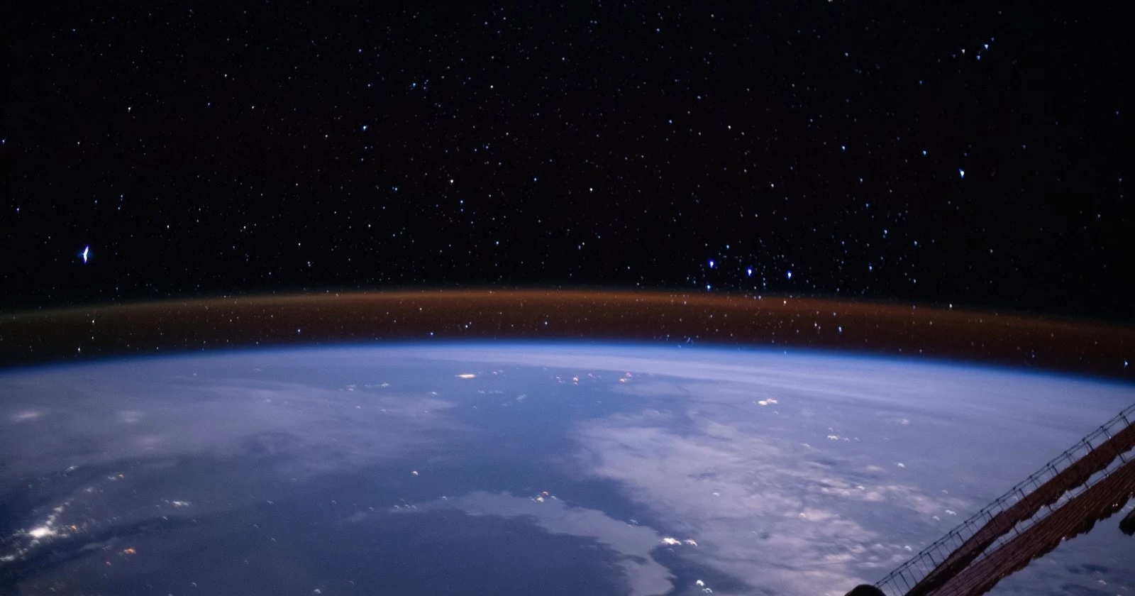 earth-limb-airglow-iss-nasa