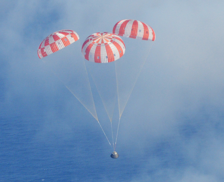 eft-1-orion-main-parachute-descent-2014-12-05-us-navy-photo-by-mass-communication-specialist-1st-cla