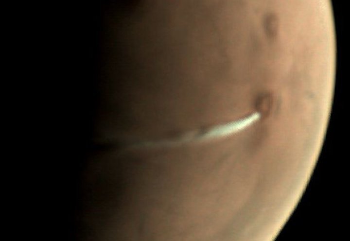 elongated-cloud-on-mars-article-mob-1