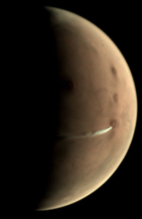 elongated-cloud-on-mars-article-mob