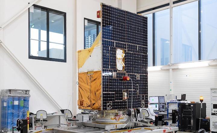 enmap-farewell-satellite-clean-room