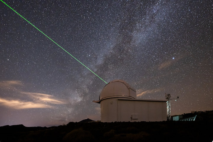 esa-s-laser-ranging-station-in-tenerife-aims-its-green-laser-to-the-sky-pillars