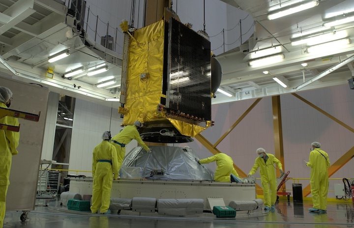 eutelsat-quantum-is-mated-to-its-launcher-pillars