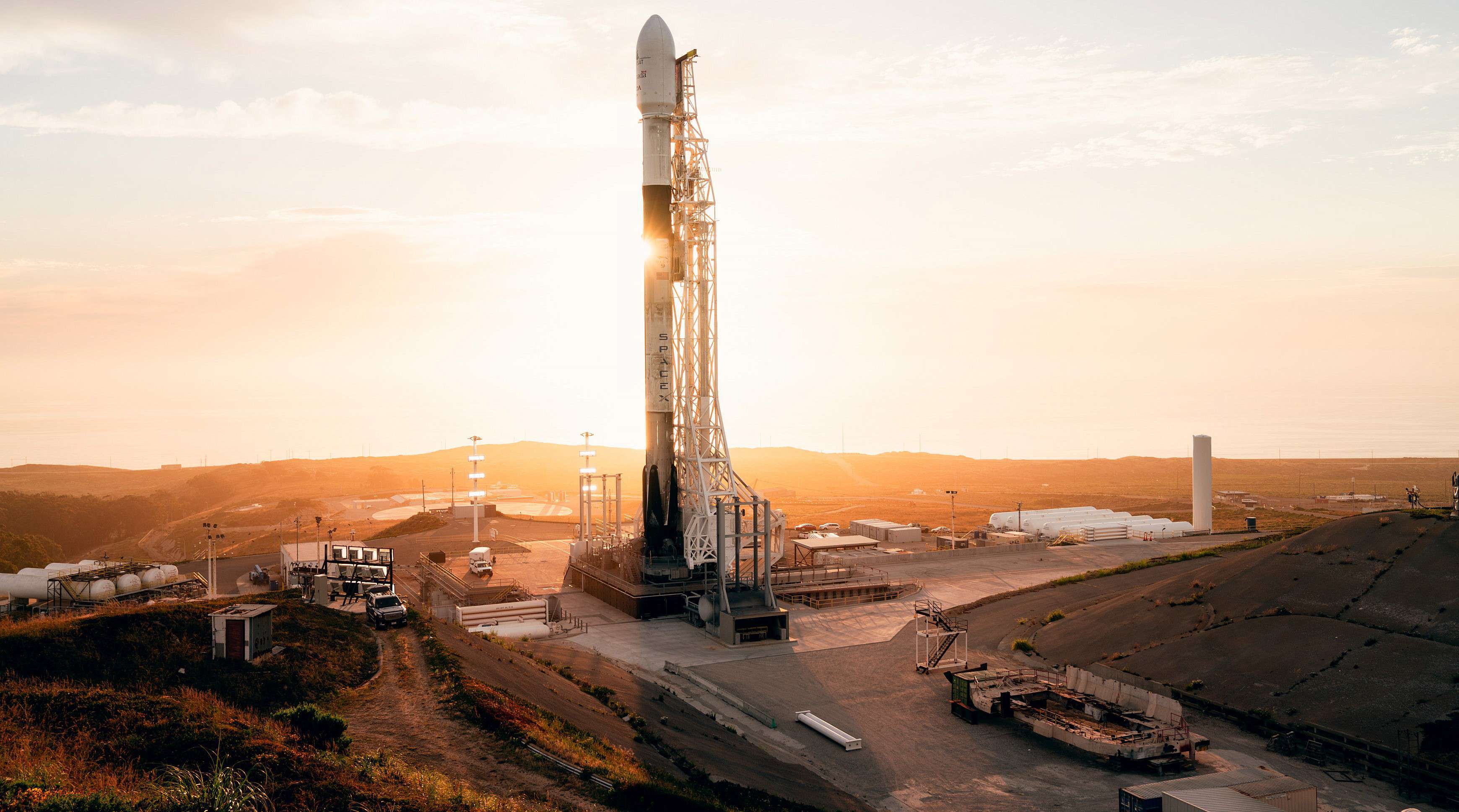 falcon-9-b1051-slc-4e-rcm-vertical-slc-4e-spacex-3-crop-c