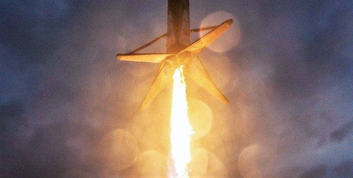 falcon-heavy-b1055-ocisly-landing-spacex-1-crop