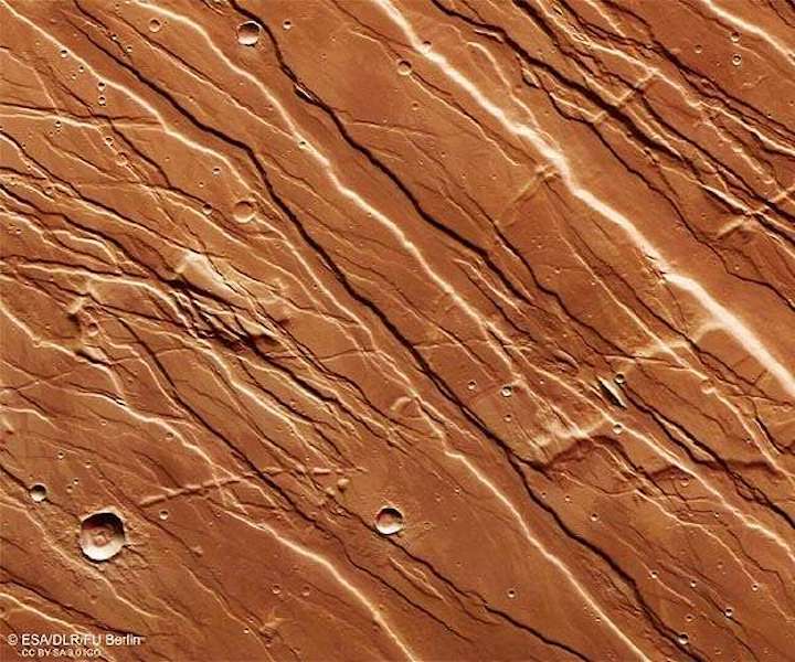 faults-and-scars-near-tharsis-province-on-mars-hg