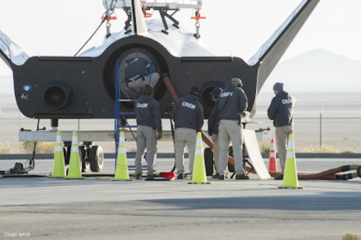 flight-crew-prepares-dream-cha-1