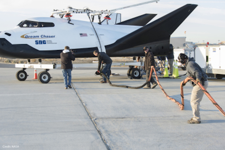 flight-crew-prepares-dream-cha-2