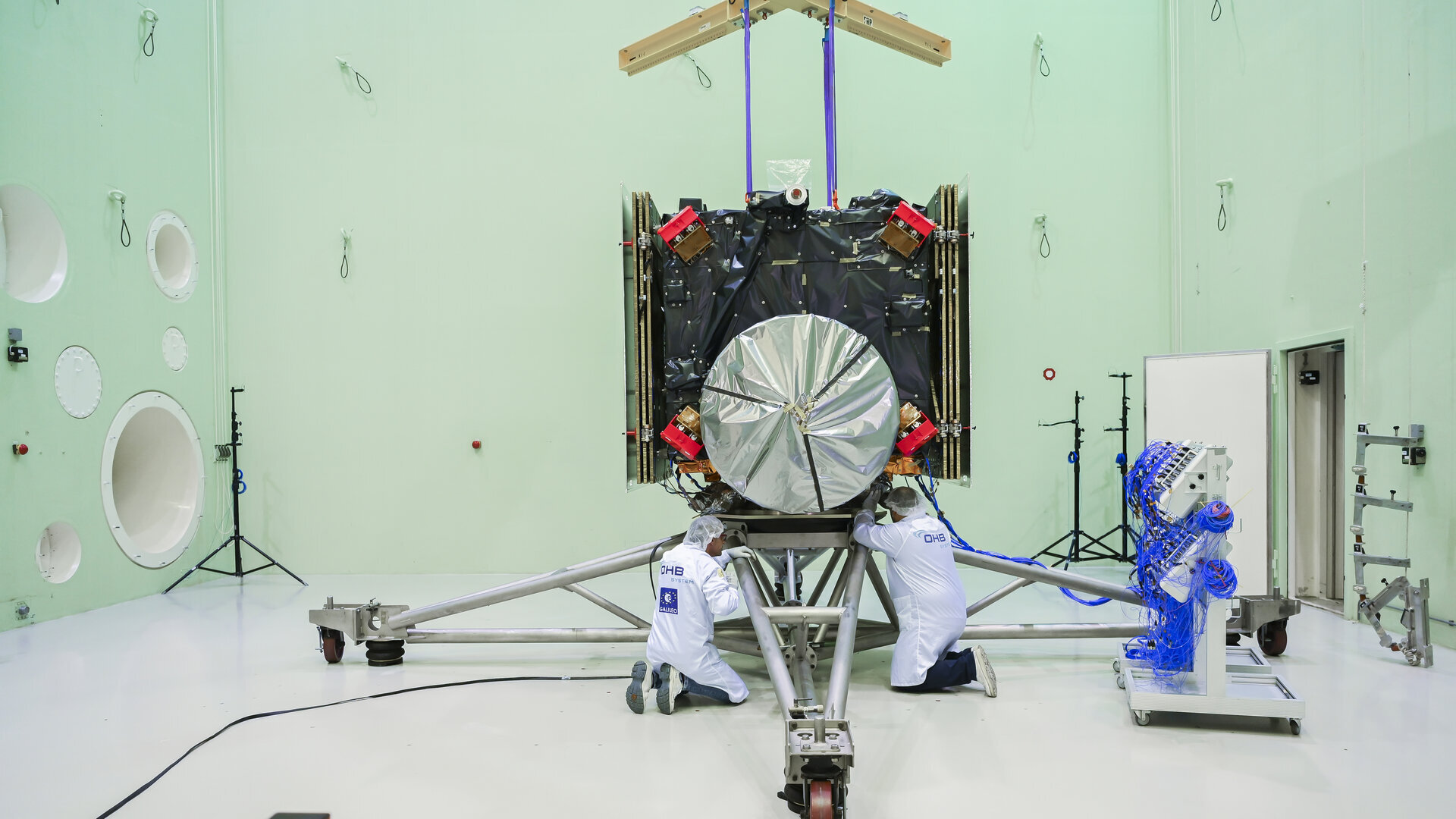 hera-inside-the-leaf-acoustic-chamber-pillars