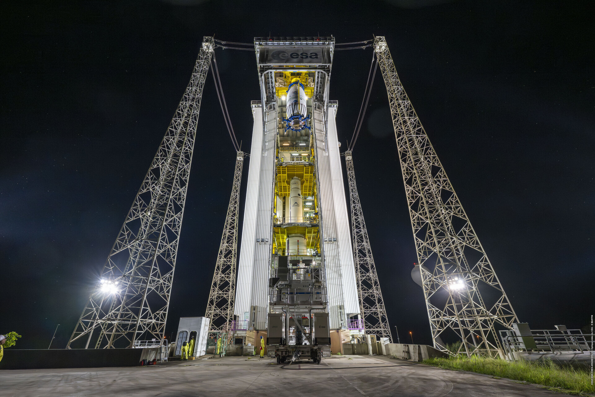 hoisting-satellites-for-vega-c-flight-vv27-to-the-top-of-the-rocket-pillars