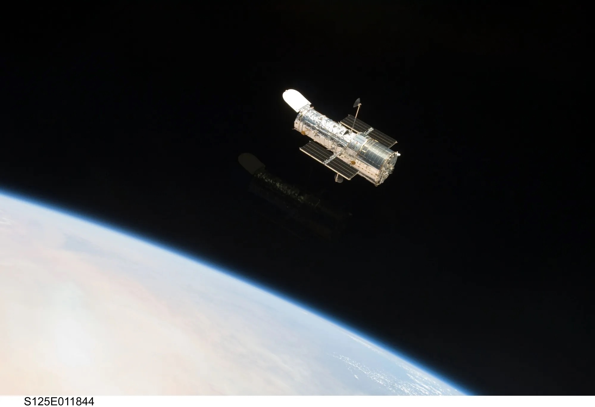 hubble-in-orbit-s125e011844-1jpgw2000