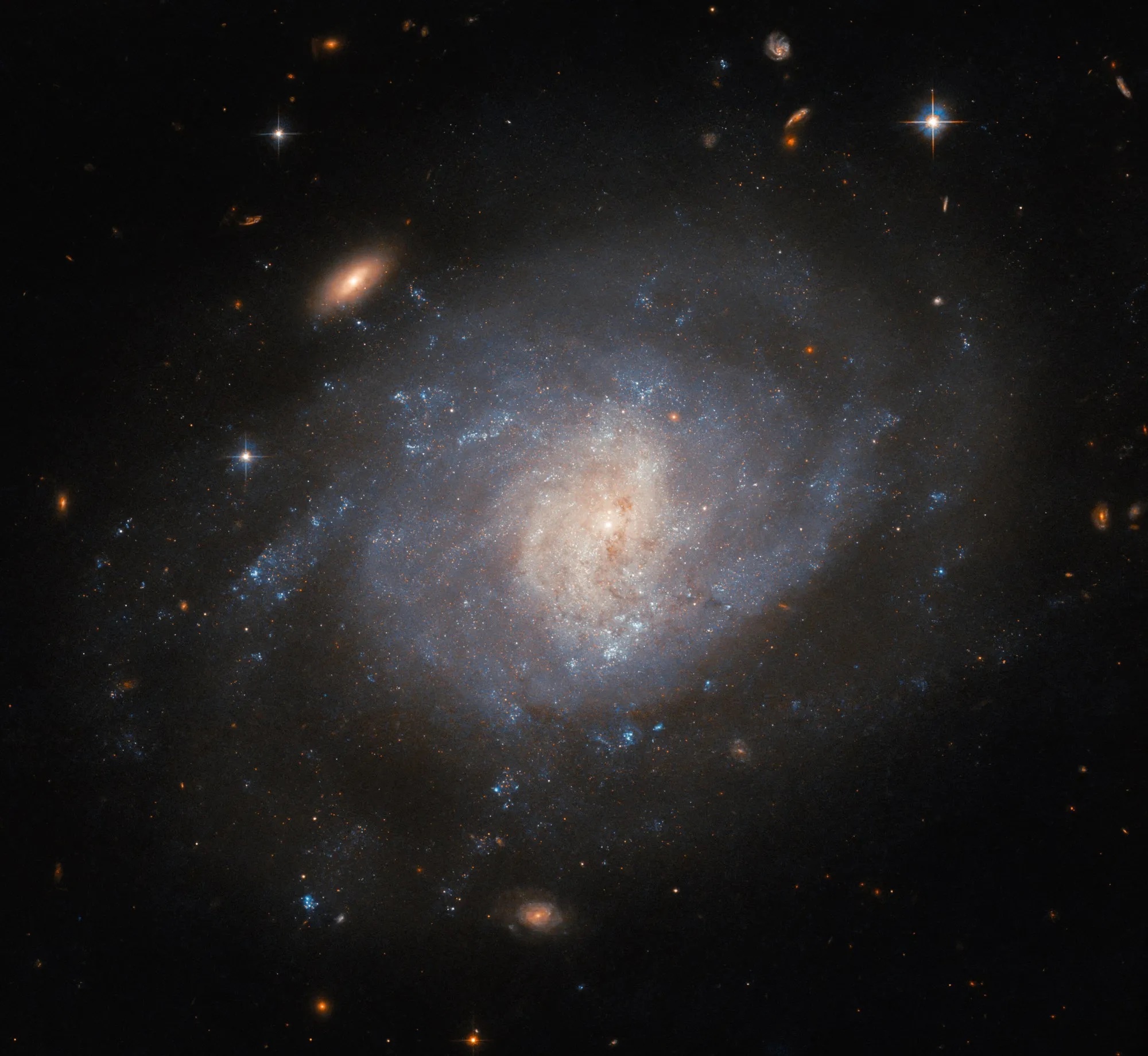 hubble-ngc941-potw2345ajpgw2000