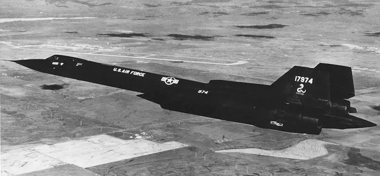 ichi-ban-sr-71-b-w-from-the-side