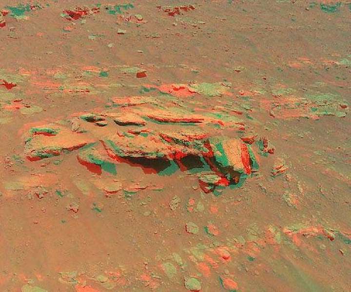 ingenuity-helicopter-captures-mars-rock-feature-3d-hg
