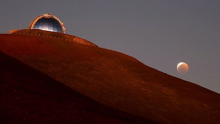 irtf-telescope-maunakea-lunar-eclipse