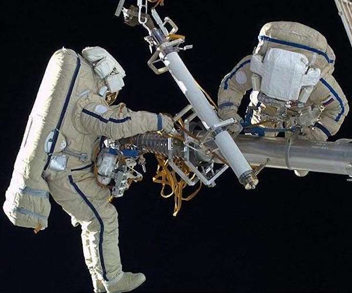 iss-russian-cosmonauts-suits-eva-hg