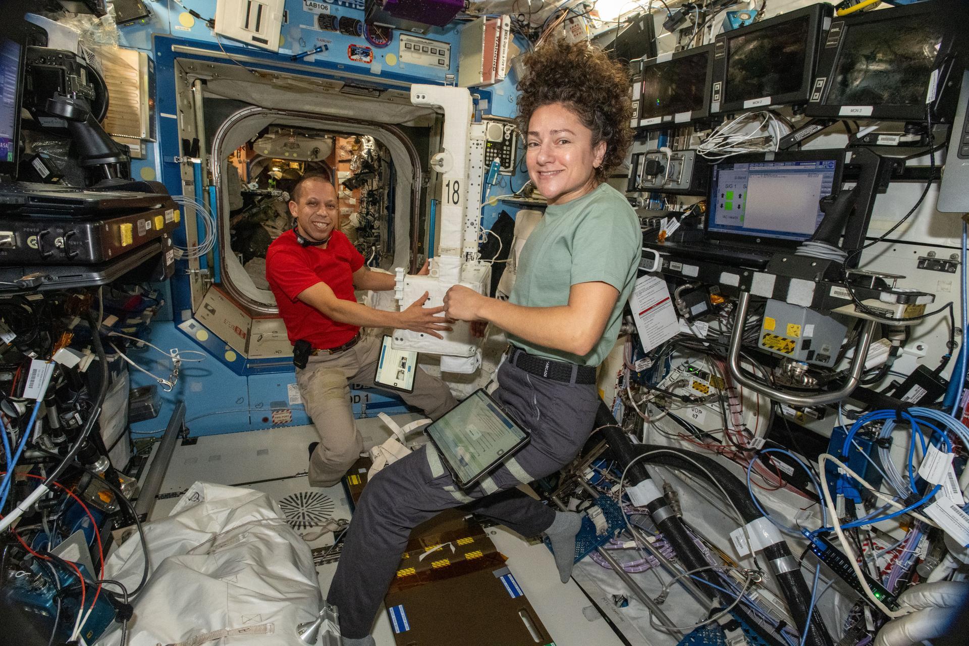 iss074e0374822large