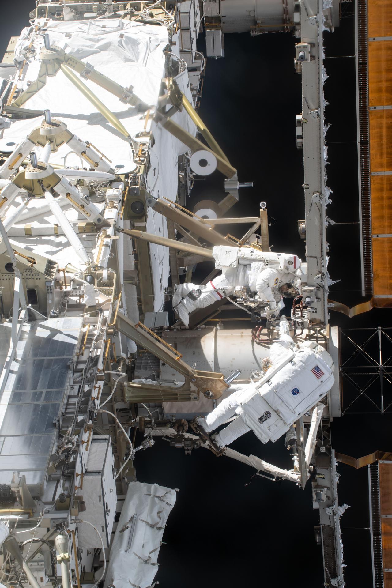 iss074e0404371large