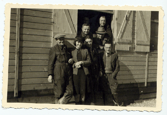 033-Lagerbaracke mit LANZ-Mannschaft (Ludwig Ühlein oben an Fenster) - Wien-Lobau