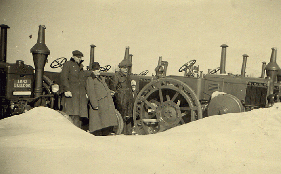 038-Lanz-Bulldog im Schneechaos und Minus 25 Grad - Ludwig Ühlein (Mitte) - Wien-Lobau