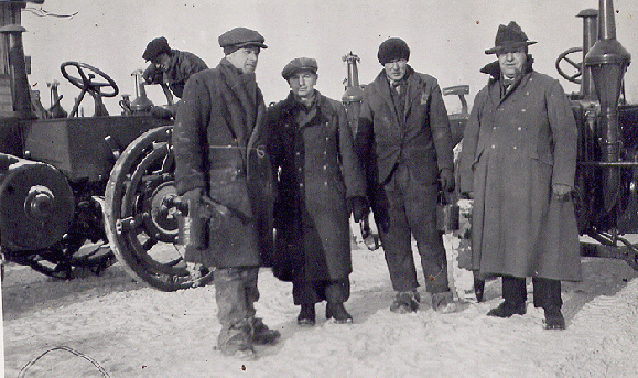 048-Schmieren von Lanz-Bulldogs bei Minus 25 Grad - Ludwig Ühlein (ganz Rechts) - Wien-Lobau