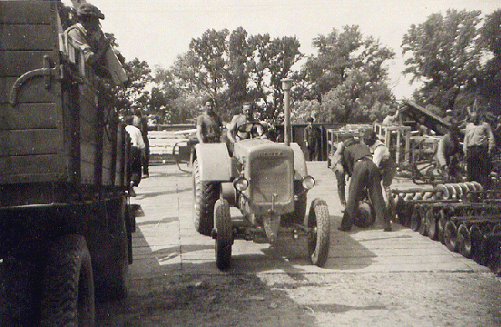 072-DEUTZ auf Rampenabfahrt - Wien-Lobau