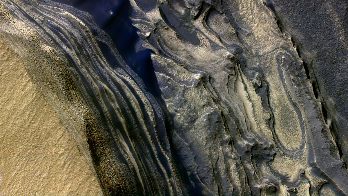 layers-of-ice-in-sand-on-mars